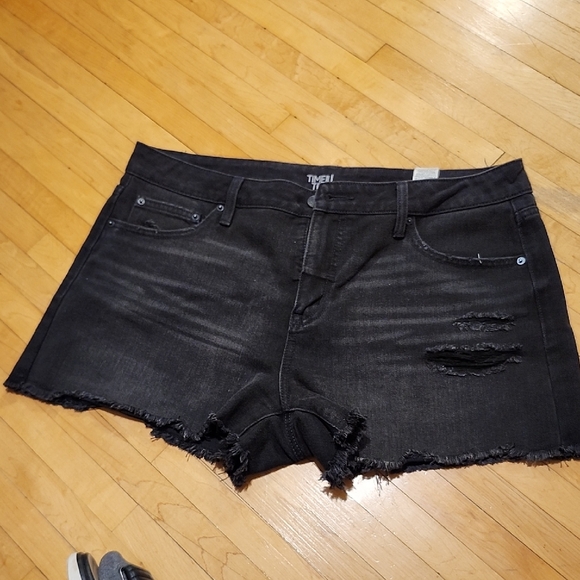 Time and Tru Pants - 💙Time and Tru Black Frayed Jean Shorts